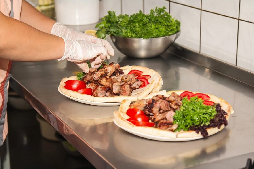 Leckeres Dönerfleisch auf Türkischer Pizza, dem Lahmacun oder Dürüm beim Imbiss bester Döner in Berlin.
